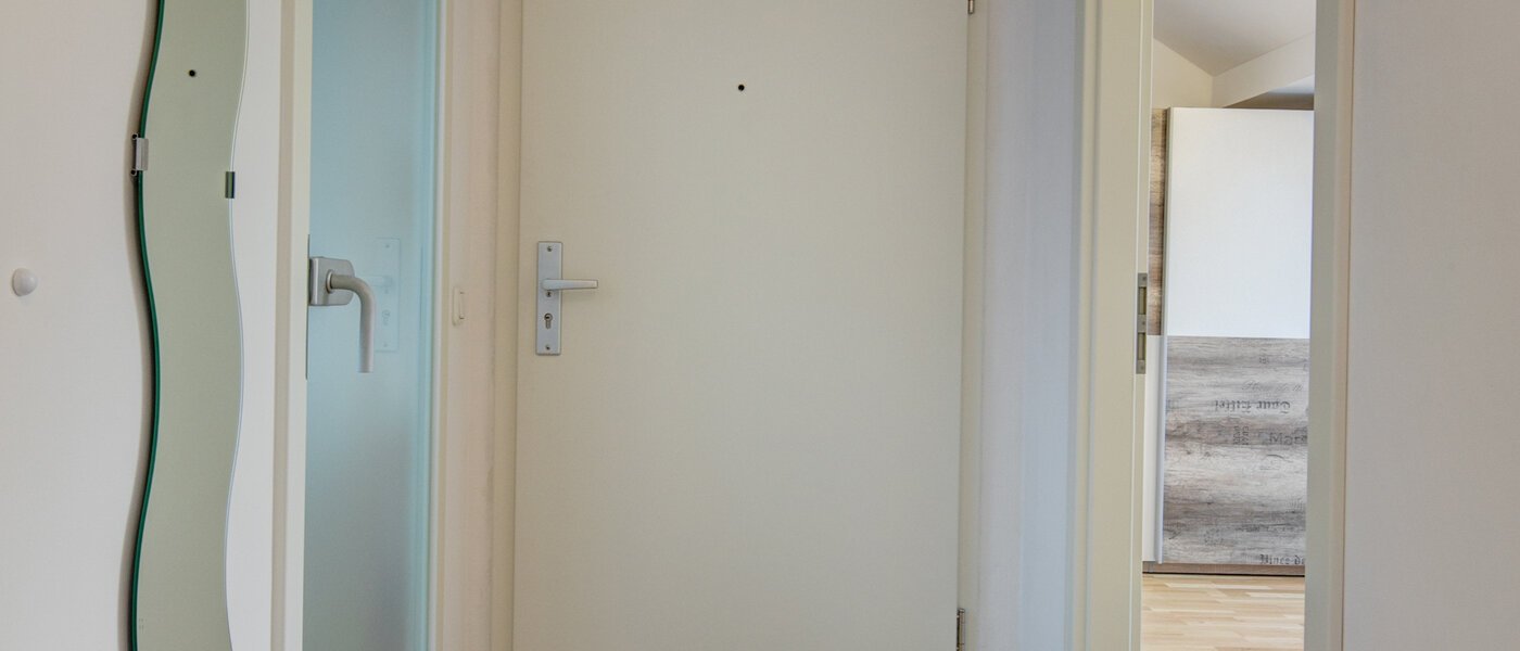 アティック・フラット（屋根裏） Eching 04 玄関入り口 10655