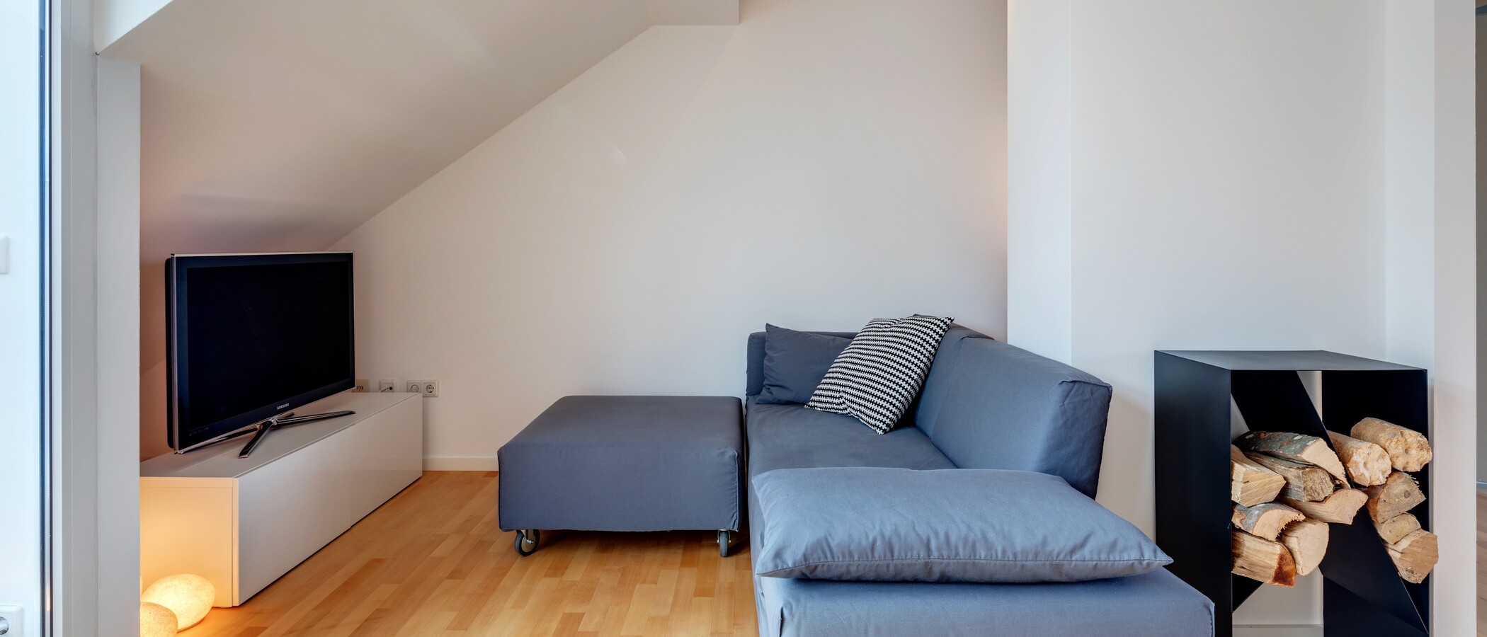 アティック・フラット（屋根裏） München Schwabing-Nord (zw. Belgrad- & Leopoldstraße) 02 リビングルーム 10759
