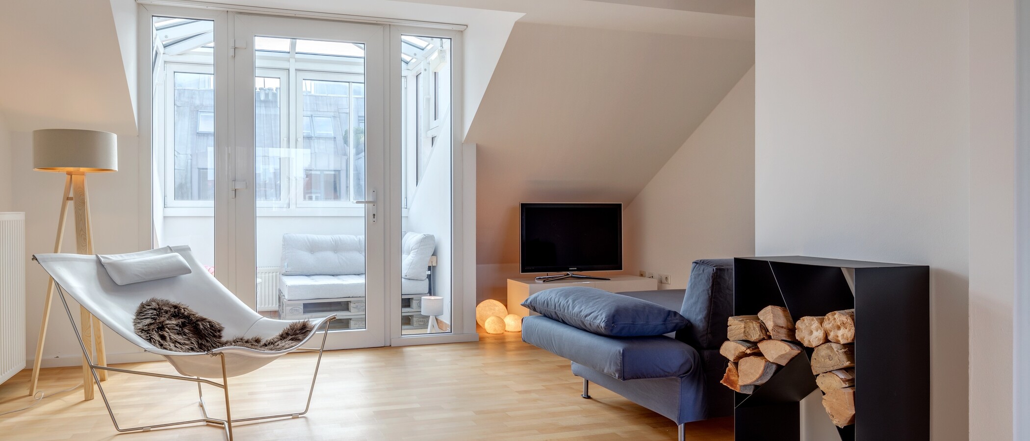 アティック・フラット（屋根裏） München Schwabing-Nord (zw. Belgrad- & Leopoldstraße) 03 リビングルーム 10759