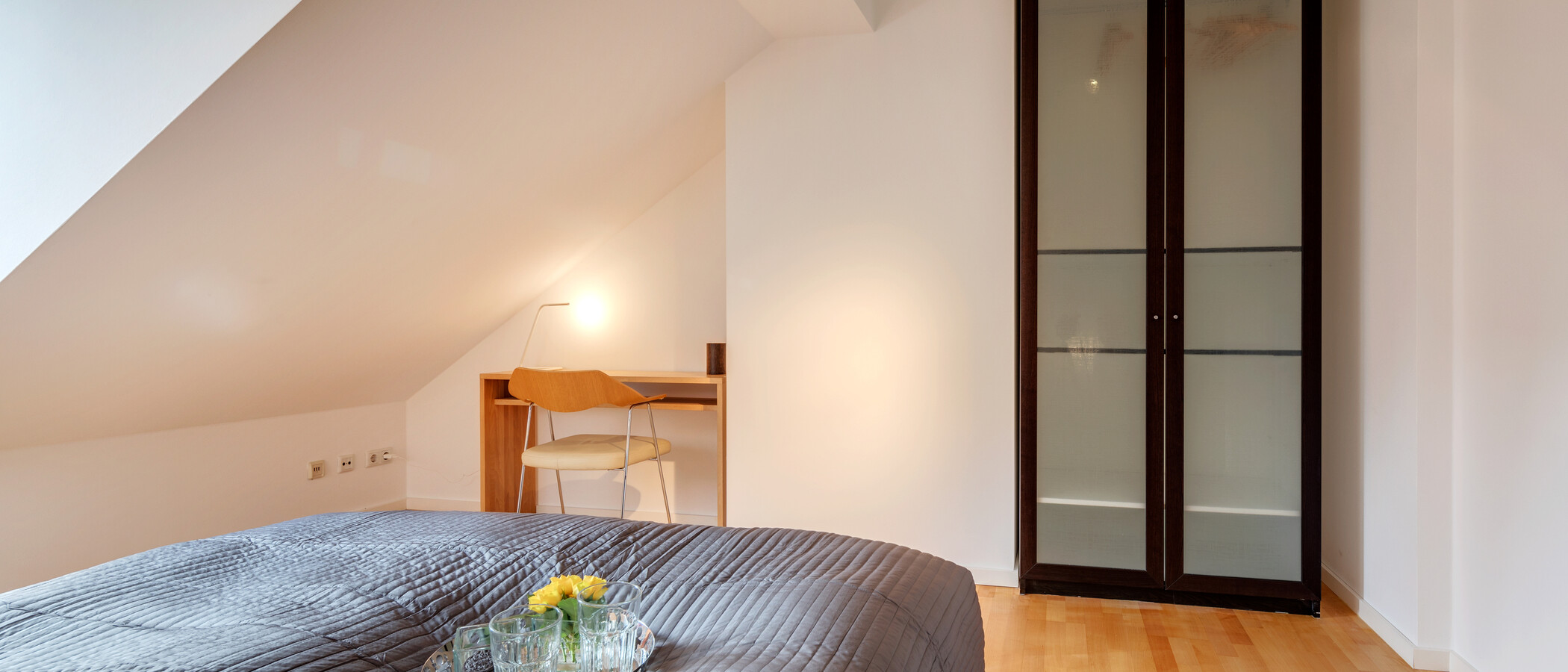 アティック・フラット（屋根裏） München Schwabing-Nord (zw. Belgrad- & Leopoldstraße) 03 寝室 10759