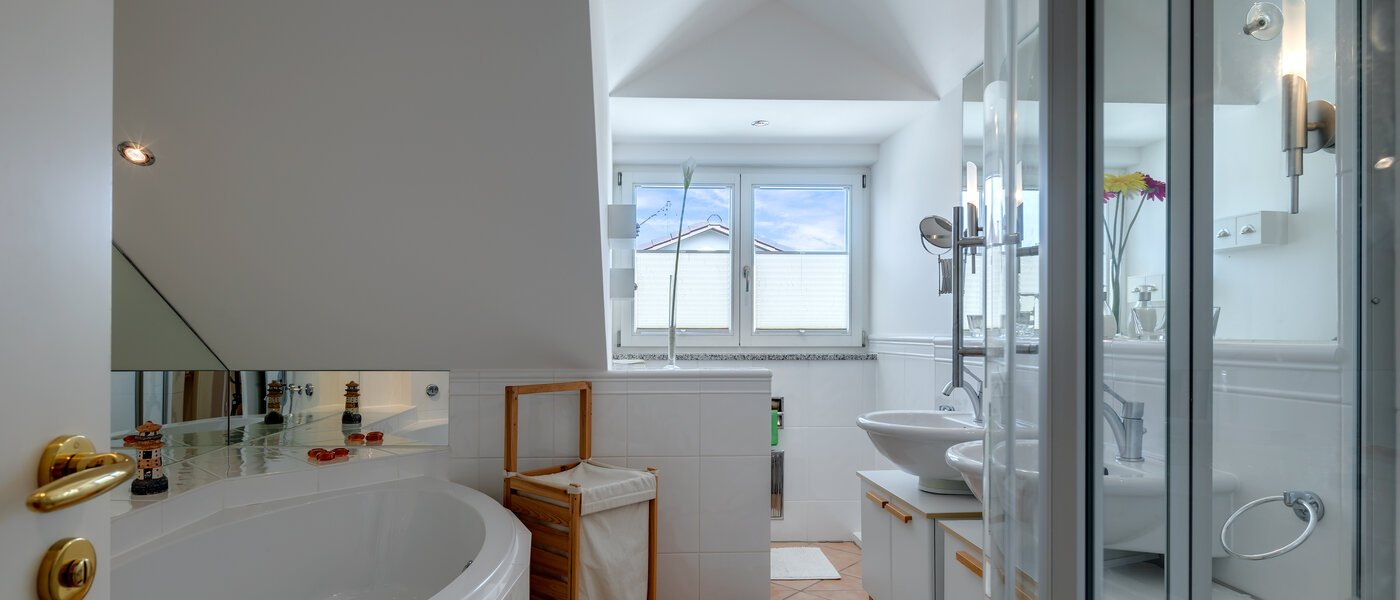 アティック・フラット（屋根裏） Neubiberg 01 浴室 10767