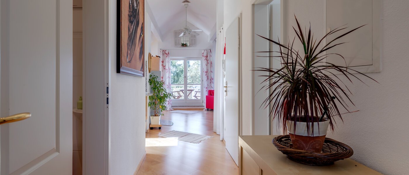 アティック・フラット（屋根裏） Neubiberg 01 玄関入り口 10767