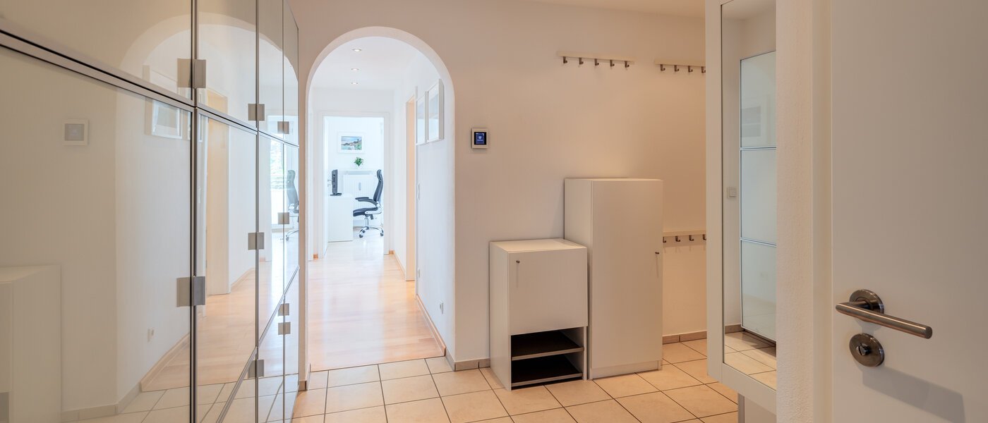 マンション Ismaning 01 玄関入り口 10991