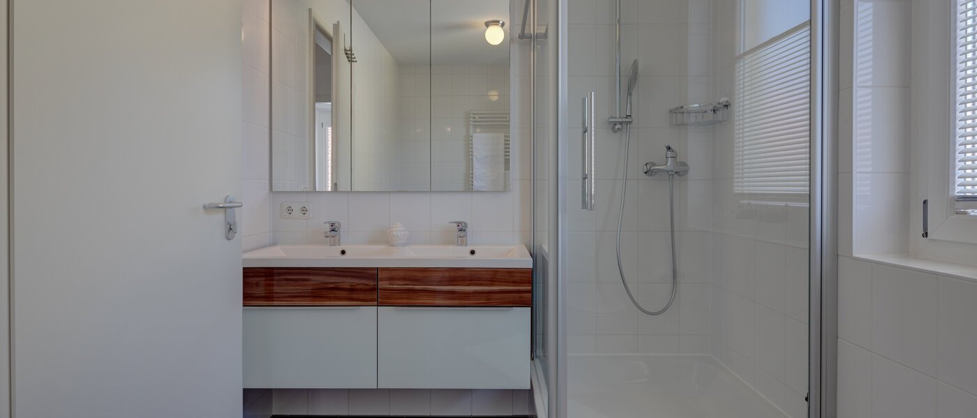 セミ・デタッチド・ハウス（一戸建てを二つに分けた家屋） Gröbenzell 01 浴室 11015