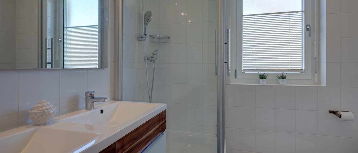 セミ・デタッチド・ハウス（一戸建てを二つに分けた家屋） Gröbenzell 02 浴室 11015