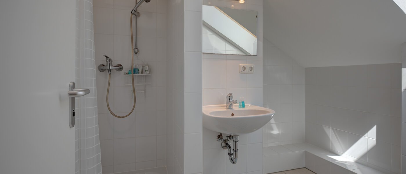 セミ・デタッチド・ハウス（一戸建てを二つに分けた家屋） Gröbenzell 01 ２つめの浴室 11015
