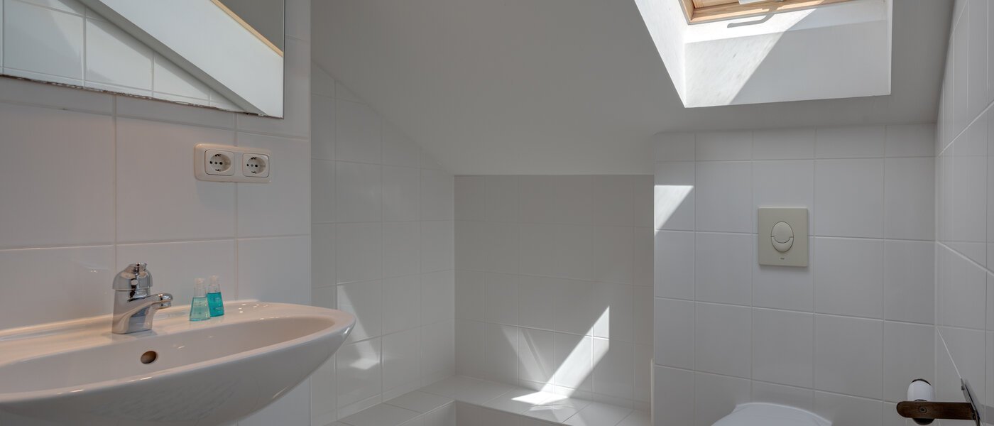 セミ・デタッチド・ハウス（一戸建てを二つに分けた家屋） Gröbenzell 02 ２つめの浴室 11015