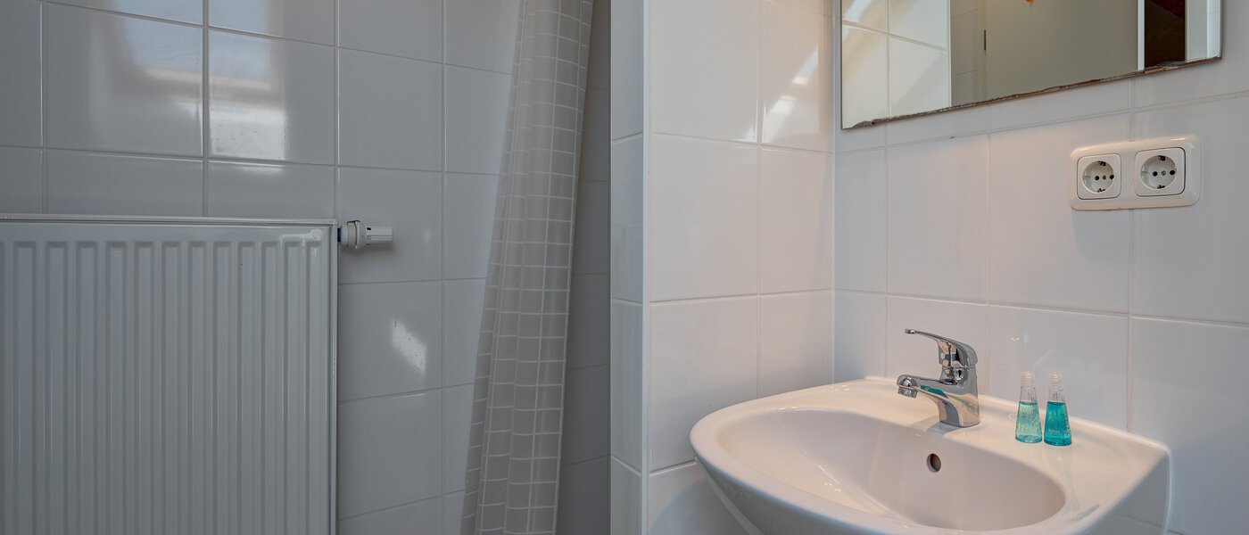 セミ・デタッチド・ハウス（一戸建てを二つに分けた家屋） Gröbenzell 03 ２つめの浴室 11015