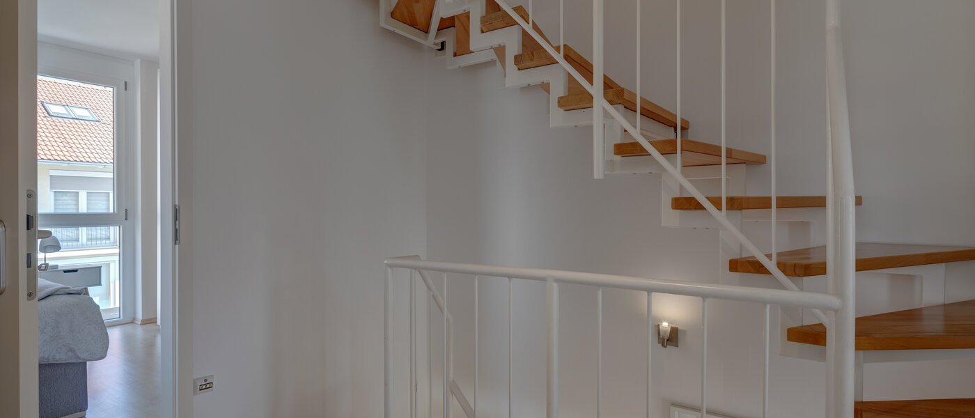 セミ・デタッチド・ハウス（一戸建てを二つに分けた家屋） Gröbenzell 02 玄関入り口 11015