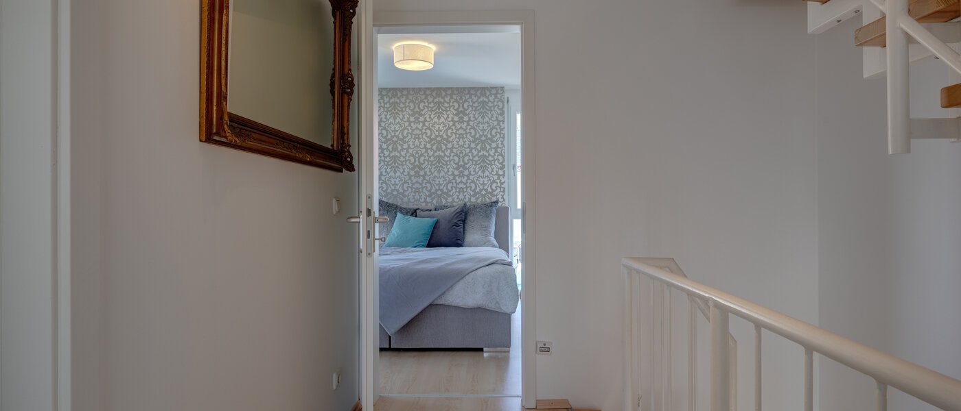 セミ・デタッチド・ハウス（一戸建てを二つに分けた家屋） Gröbenzell 03 玄関入り口 11015