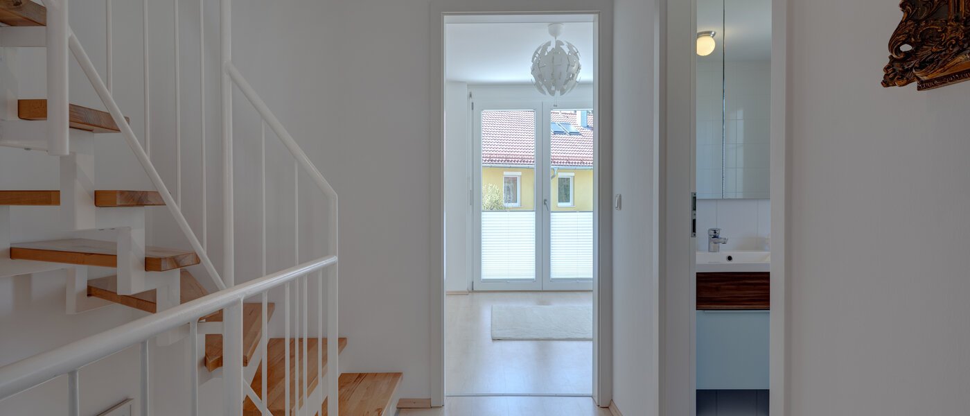 セミ・デタッチド・ハウス（一戸建てを二つに分けた家屋） Gröbenzell 04 玄関入り口 11015