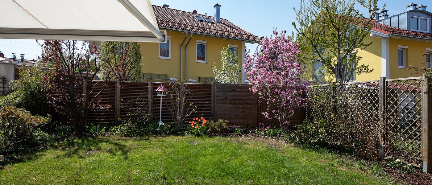 セミ・デタッチド・ハウス（一戸建てを二つに分けた家屋） Gröbenzell 01 庭 11015