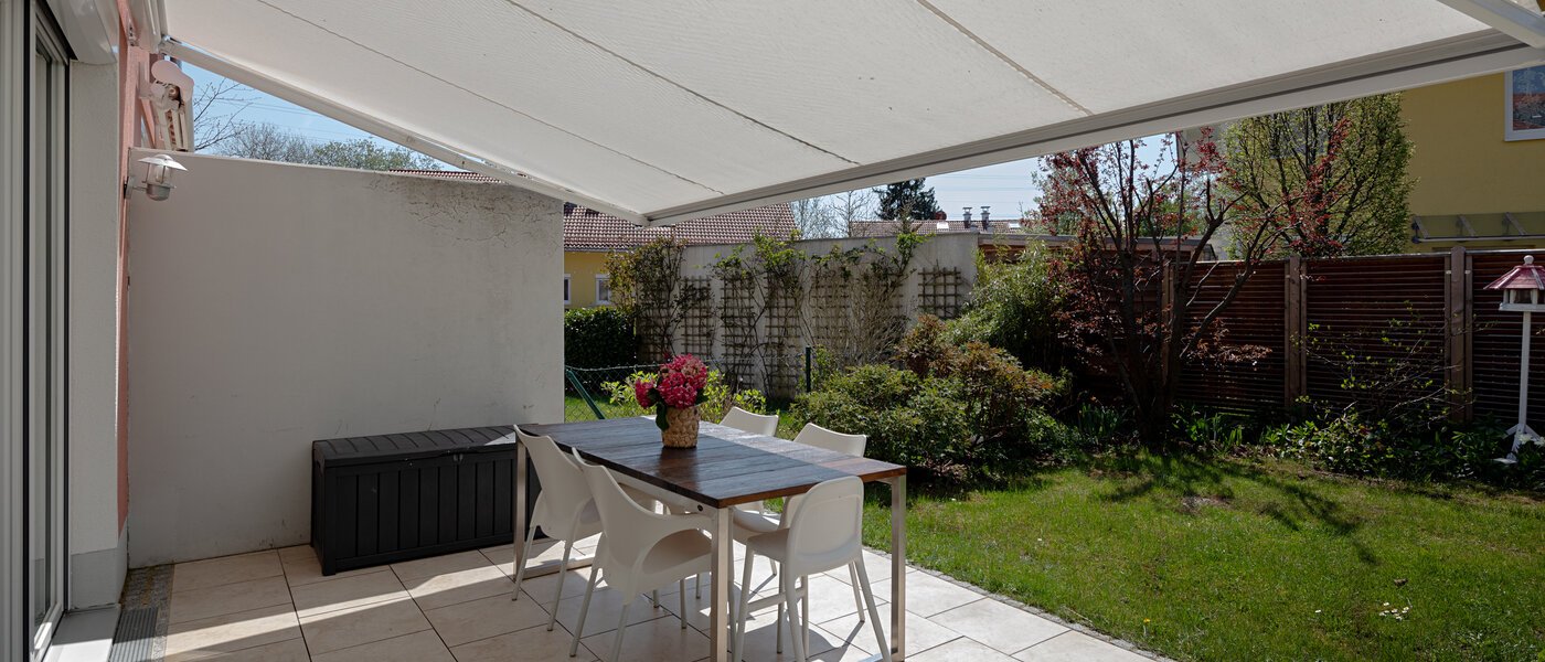 セミ・デタッチド・ハウス（一戸建てを二つに分けた家屋） Gröbenzell 02 テラス・ポーチ 11015