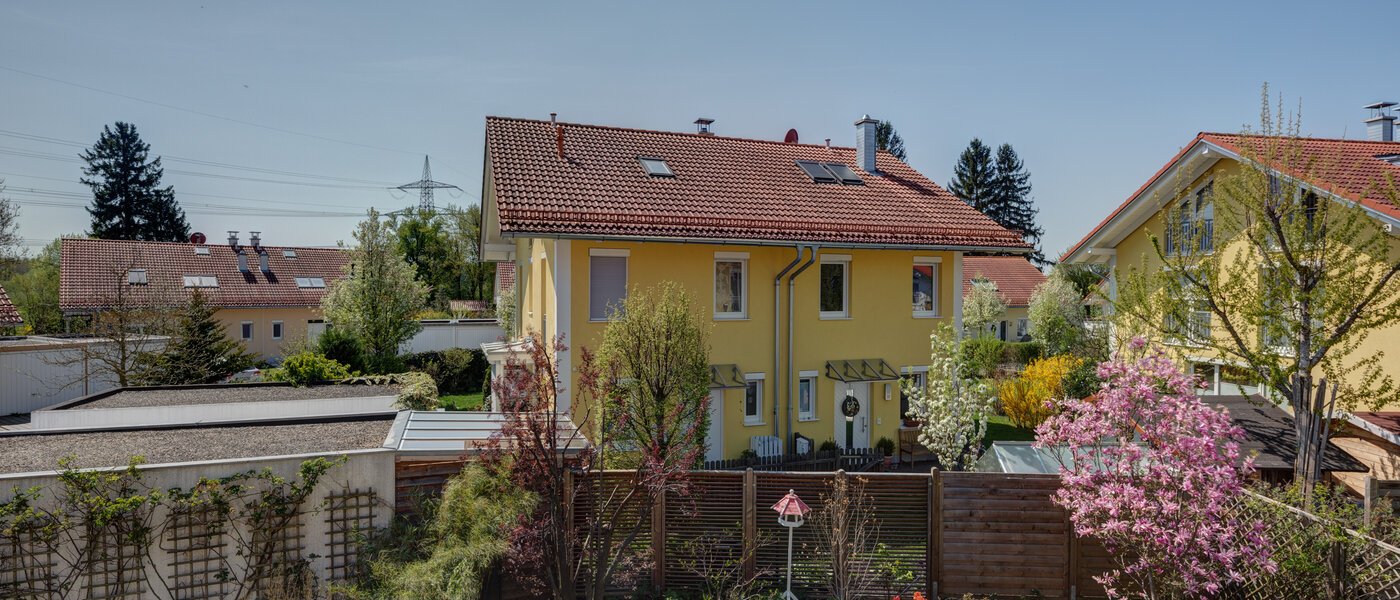 セミ・デタッチド・ハウス（一戸建てを二つに分けた家屋） Gröbenzell 01 物件からの眺め 11015