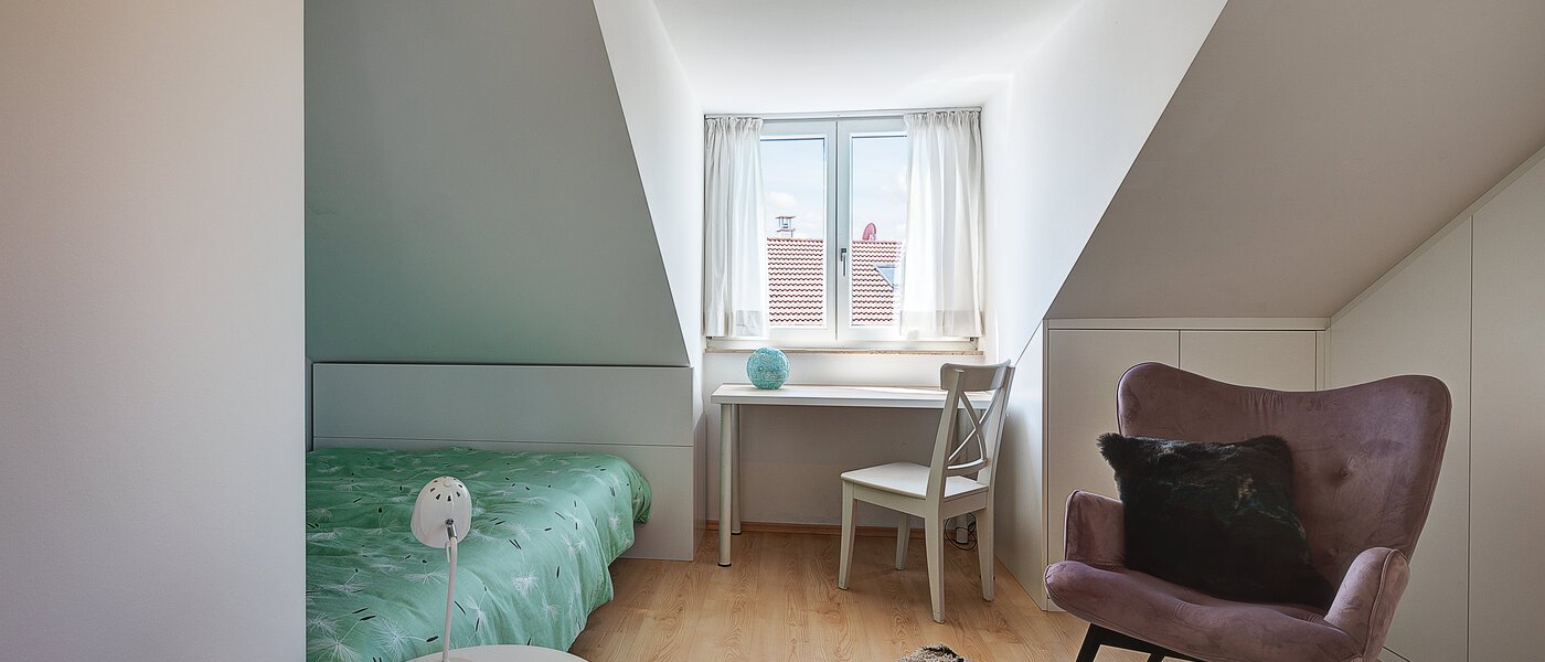 セミ・デタッチド・ハウス（一戸建てを二つに分けた家屋） Gröbenzell 01 2.　寝室 11015