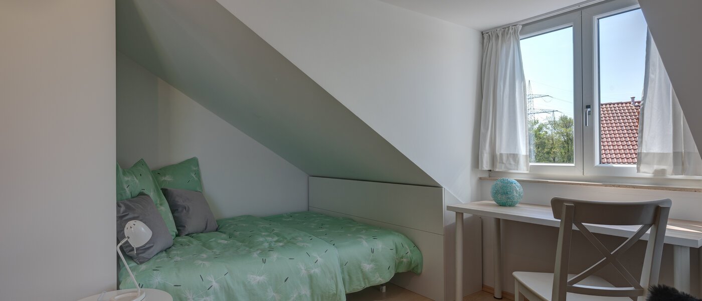 セミ・デタッチド・ハウス（一戸建てを二つに分けた家屋） Gröbenzell 02 2.　寝室 11015