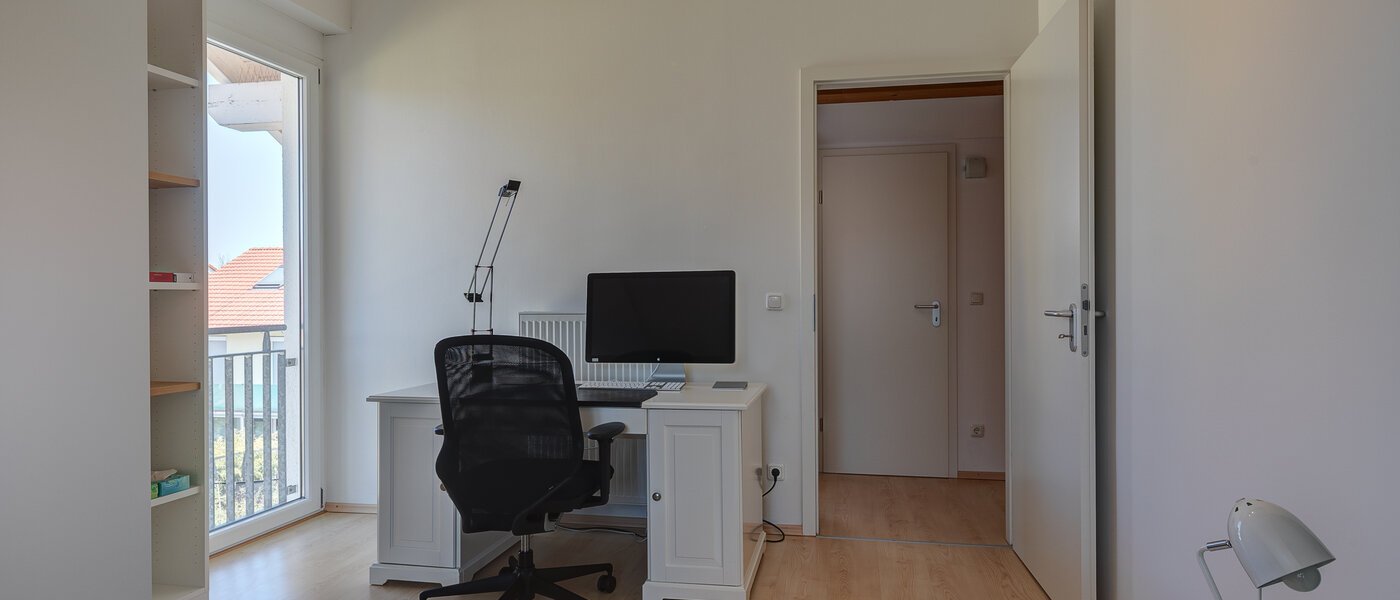 セミ・デタッチド・ハウス（一戸建てを二つに分けた家屋） Gröbenzell 03 2.　寝室 11015