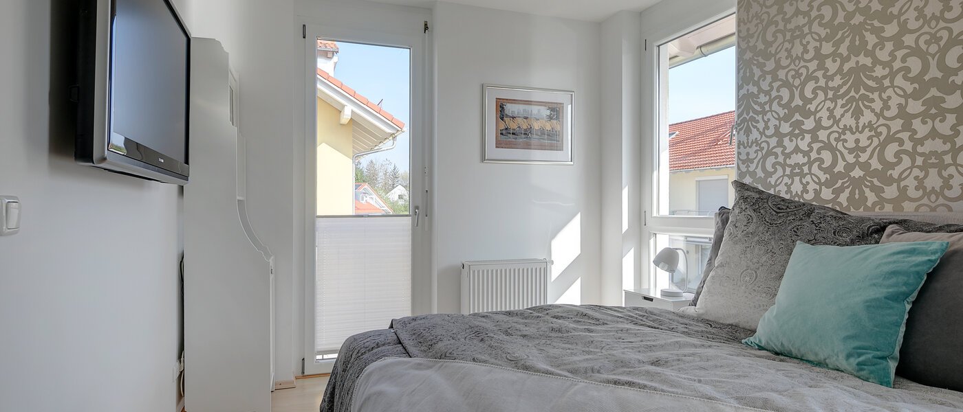 セミ・デタッチド・ハウス（一戸建てを二つに分けた家屋） Gröbenzell 01 寝室 11015