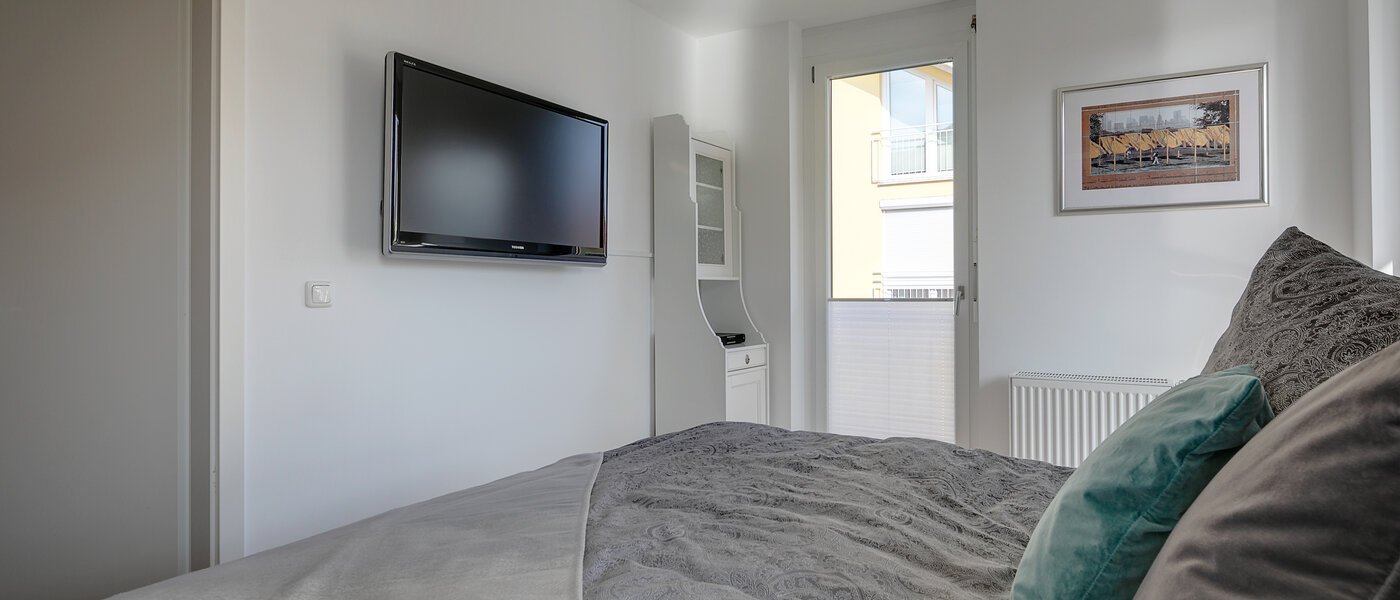 セミ・デタッチド・ハウス（一戸建てを二つに分けた家屋） Gröbenzell 03 寝室 11015