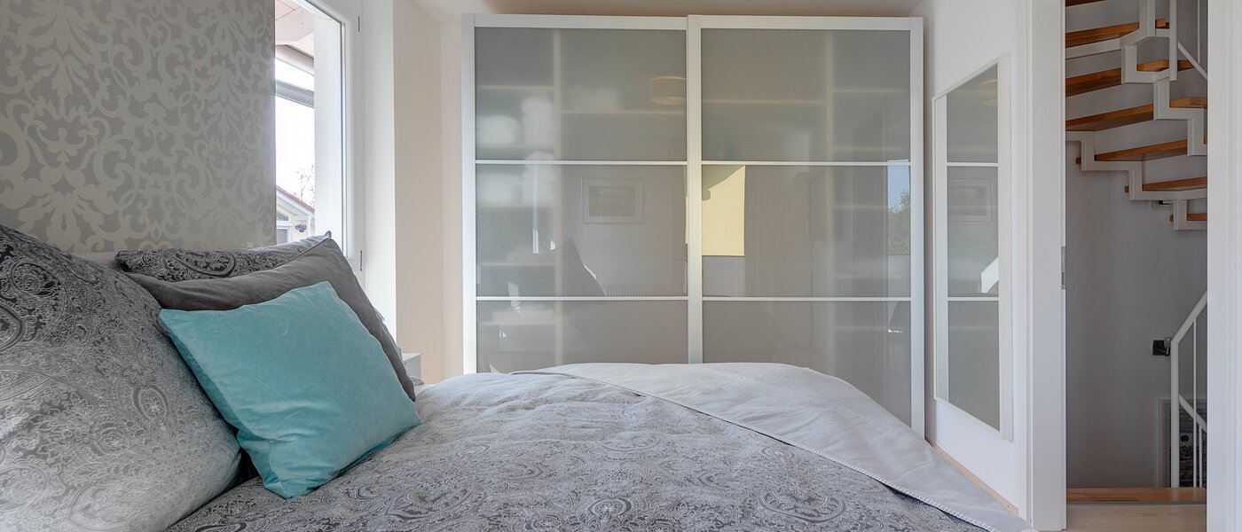 セミ・デタッチド・ハウス（一戸建てを二つに分けた家屋） Gröbenzell 04 寝室 11015