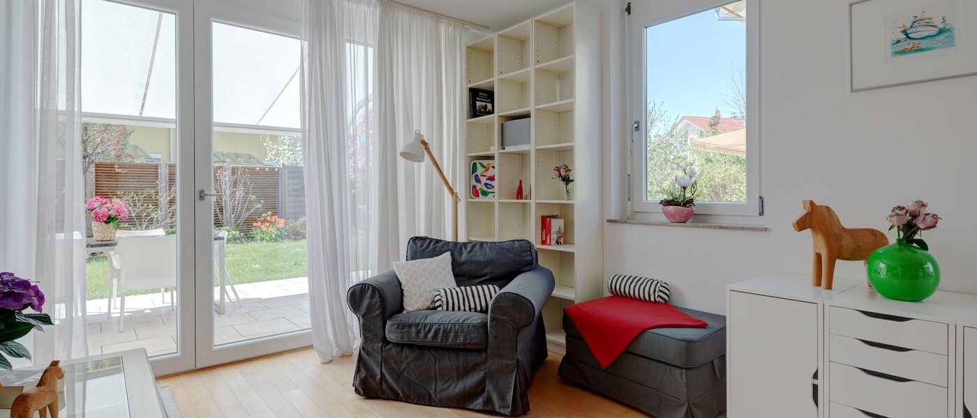 セミ・デタッチド・ハウス（一戸建てを二つに分けた家屋） Gröbenzell 02 リビングルーム 11015