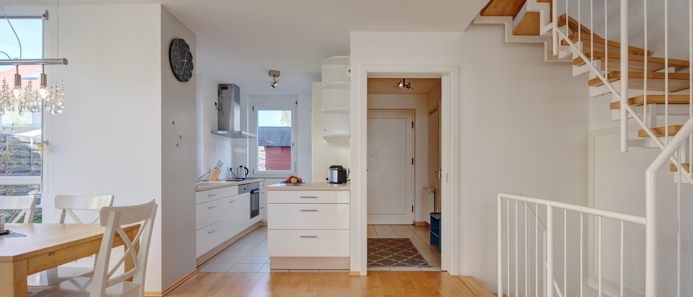 セミ・デタッチド・ハウス（一戸建てを二つに分けた家屋） Gröbenzell 04 リビングルーム 11015