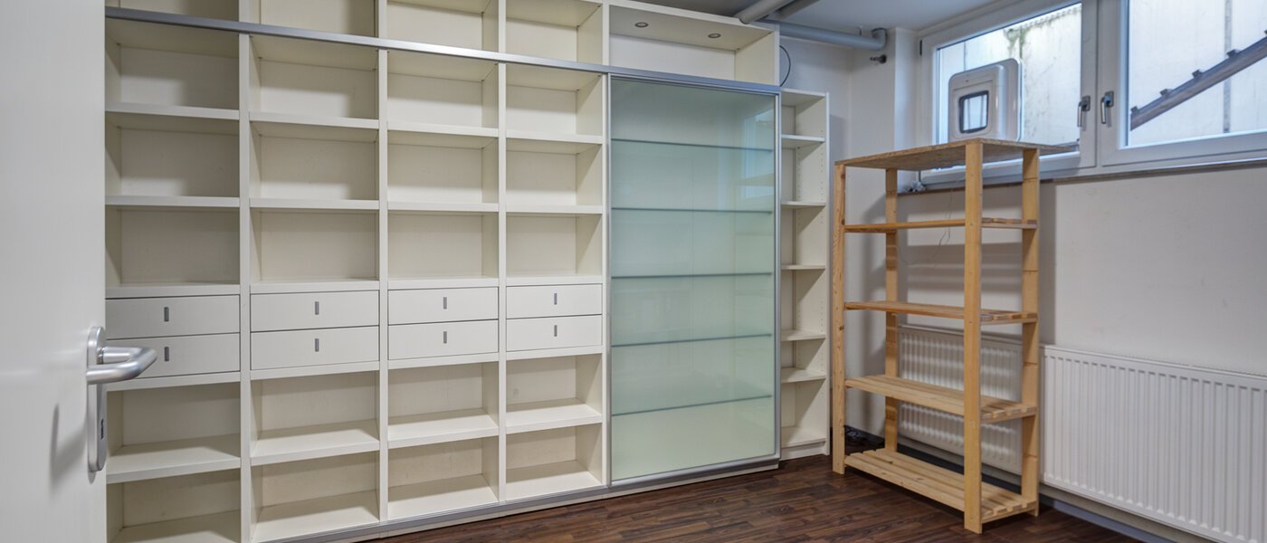 セミ・デタッチド・ハウス（一戸建てを二つに分けた家屋） Gröbenzell 01 貯蔵室 11015