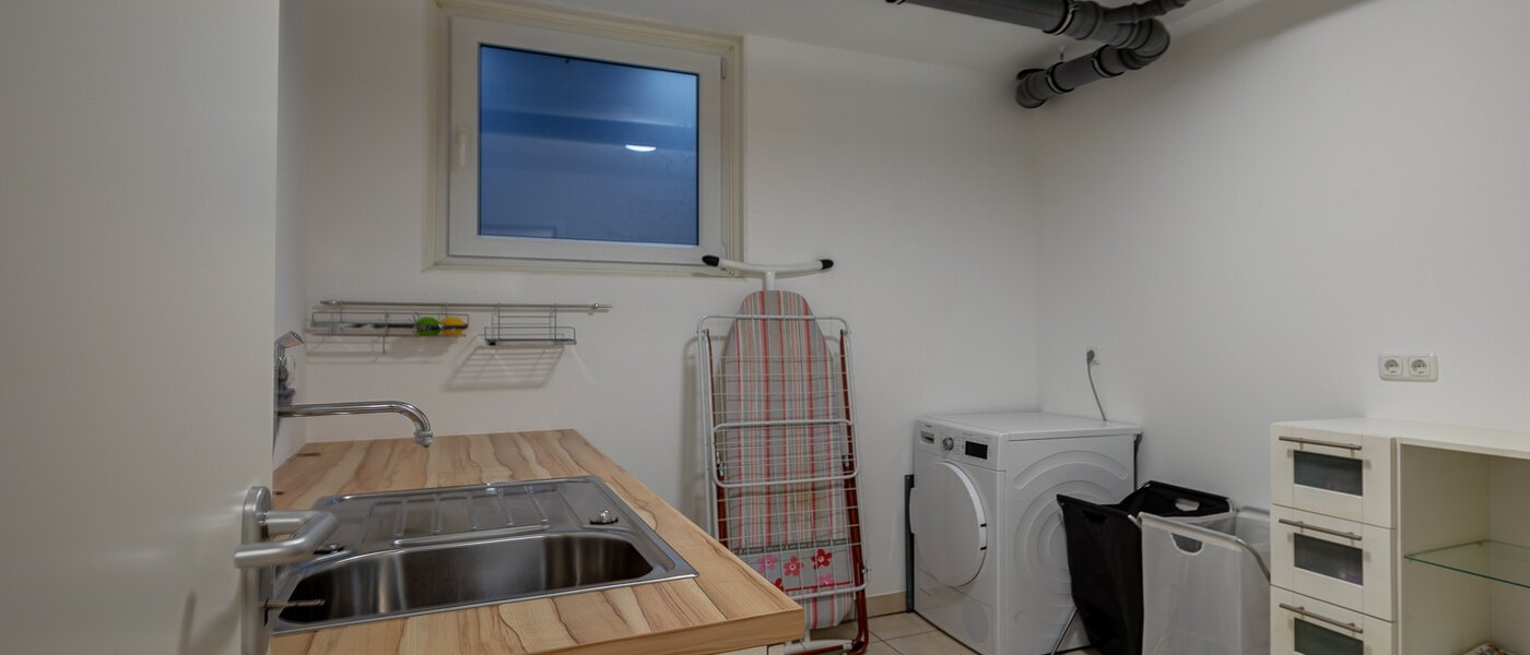 セミ・デタッチド・ハウス（一戸建てを二つに分けた家屋） Gröbenzell 01 家事室 11015