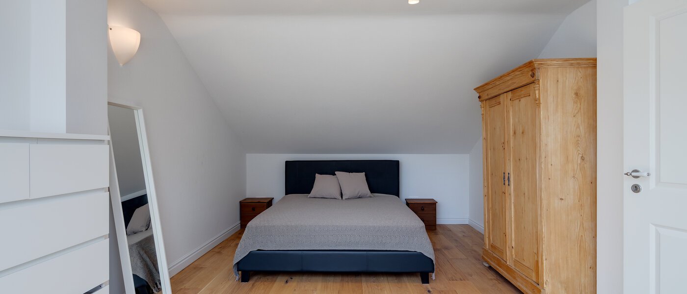 アティック・フラット（屋根裏） Feldafing Tutzing 01 寝室 11697