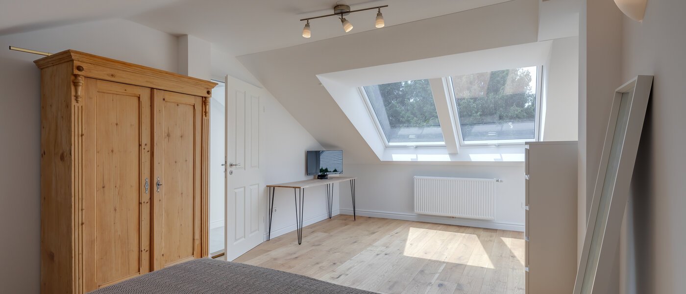 アティック・フラット（屋根裏） Feldafing Tutzing 03 寝室 11697