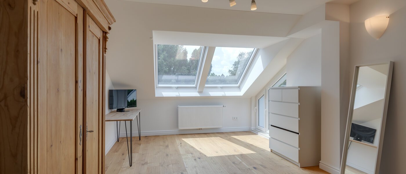 アティック・フラット（屋根裏） Feldafing Tutzing 04 寝室 11697