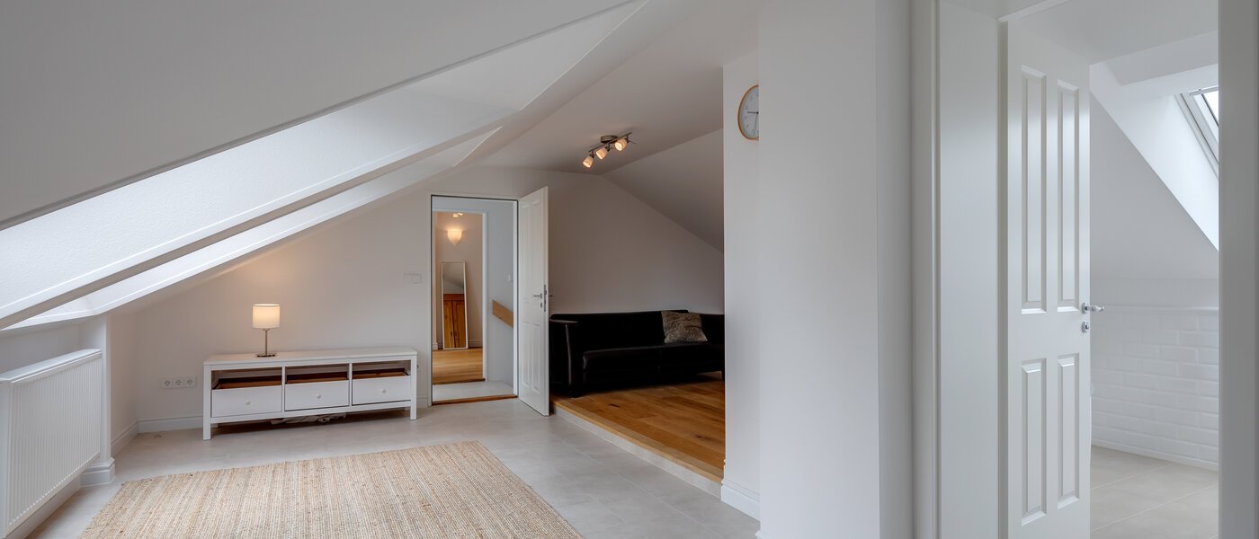 アティック・フラット（屋根裏） Feldafing Tutzing 01 リビングエリア 11697