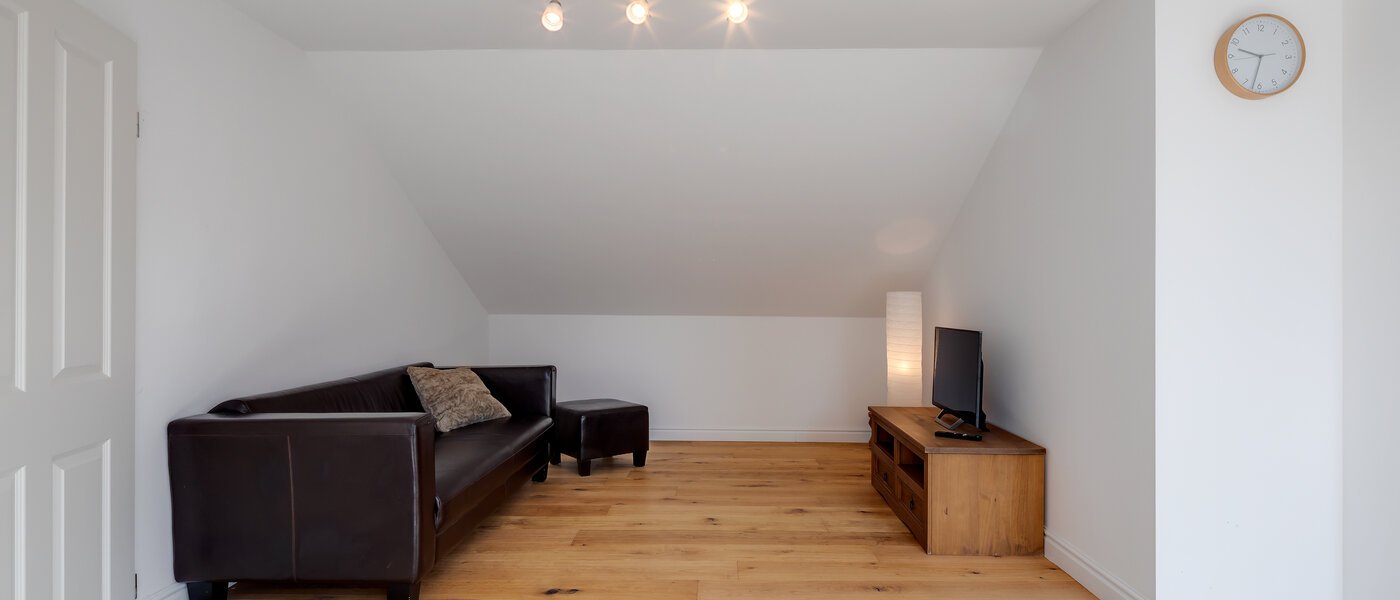 アティック・フラット（屋根裏） Feldafing Tutzing 02 リビングエリア 11697