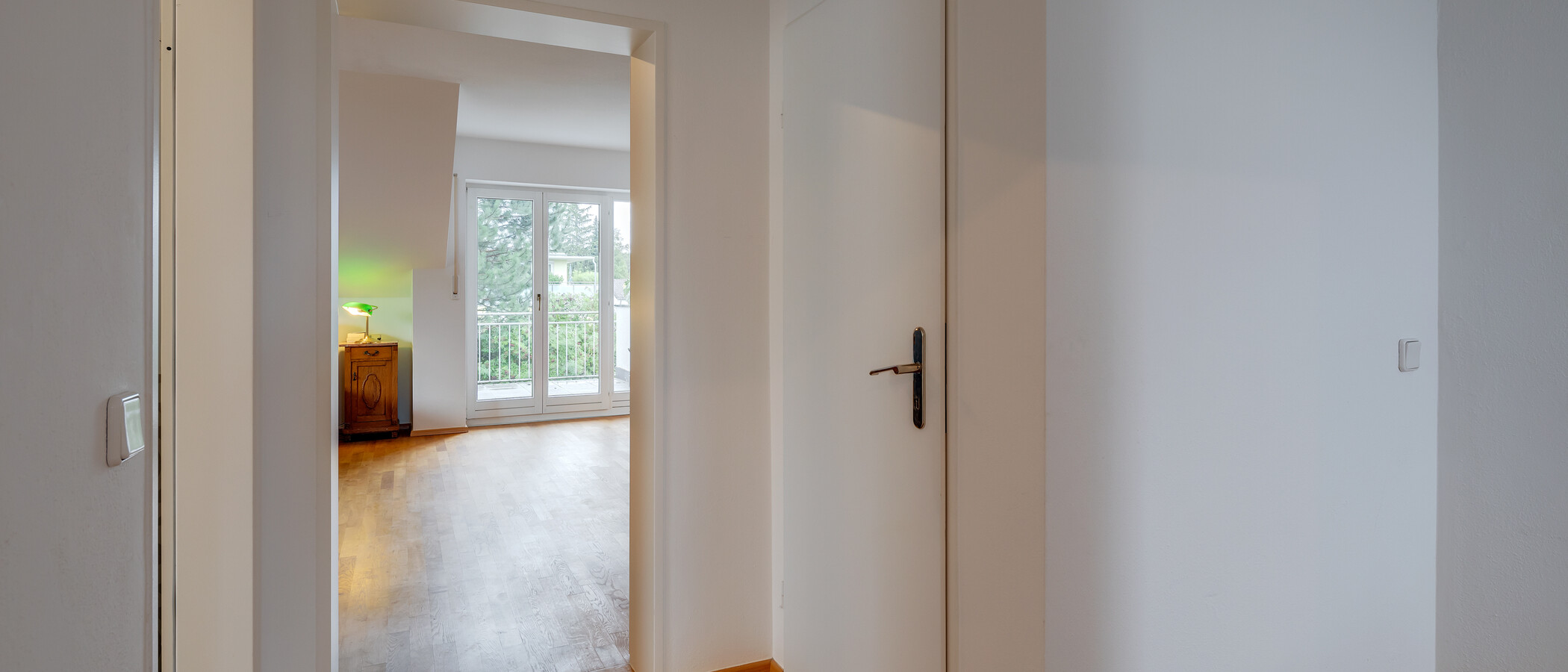セミ・デタッチド・ハウス（一戸建てを二つに分けた家屋） München Harlaching 07 玄関入り口 11748