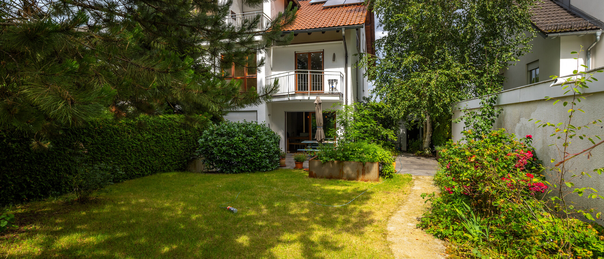 セミ・デタッチド・ハウス（一戸建てを二つに分けた家屋） München Harlaching 01 庭 11748