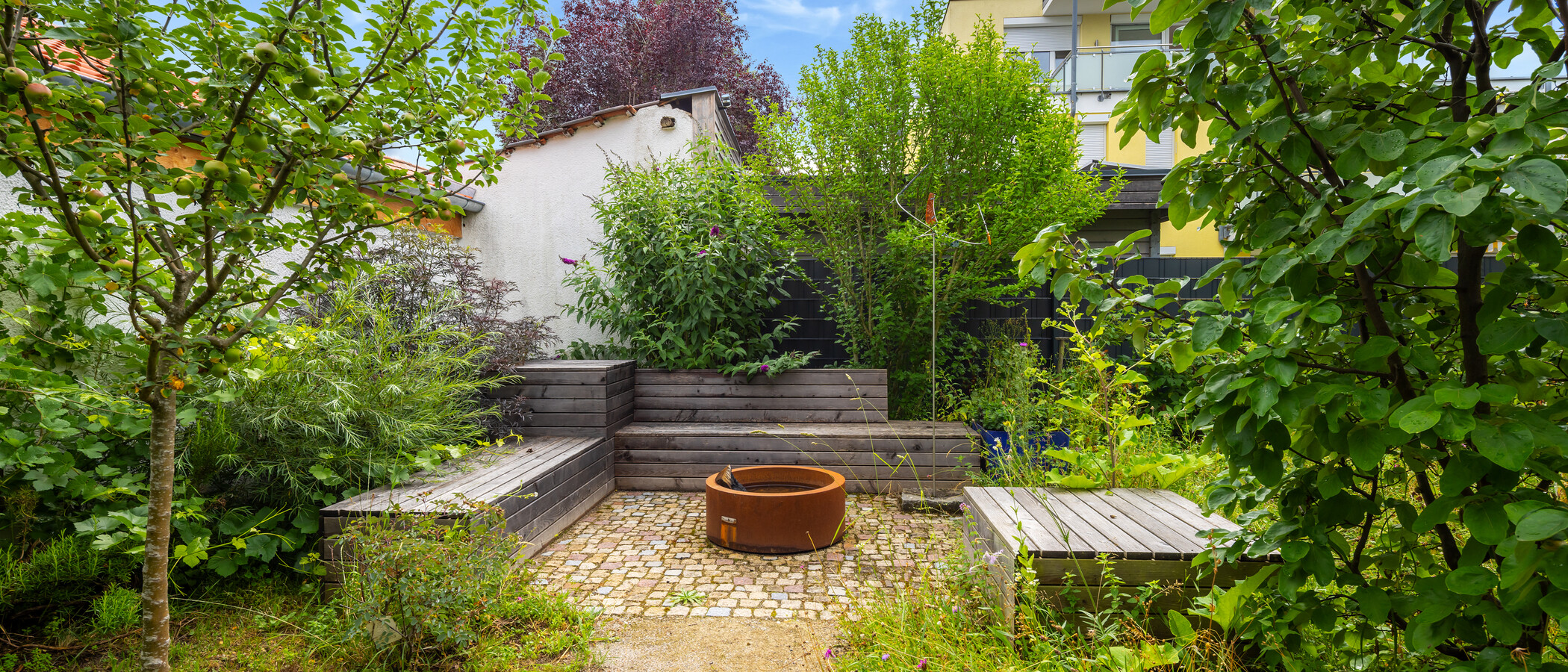 セミ・デタッチド・ハウス（一戸建てを二つに分けた家屋） München Harlaching 04 庭 11748