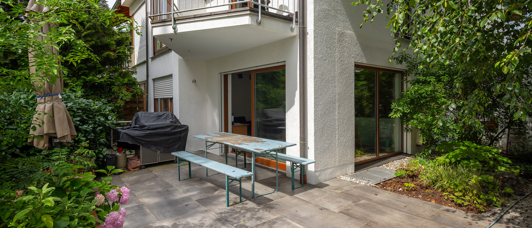 セミ・デタッチド・ハウス（一戸建てを二つに分けた家屋） München Harlaching 02 テラス・ポーチ 11748