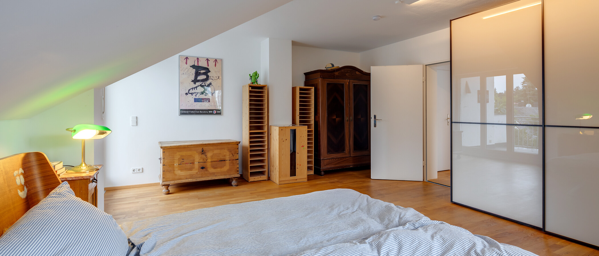 セミ・デタッチド・ハウス（一戸建てを二つに分けた家屋） München Harlaching 02 1. 寝室 11748