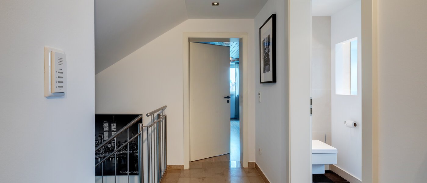 アティック・フラット（屋根裏） München Lerchenau 01 玄関入り口 11948