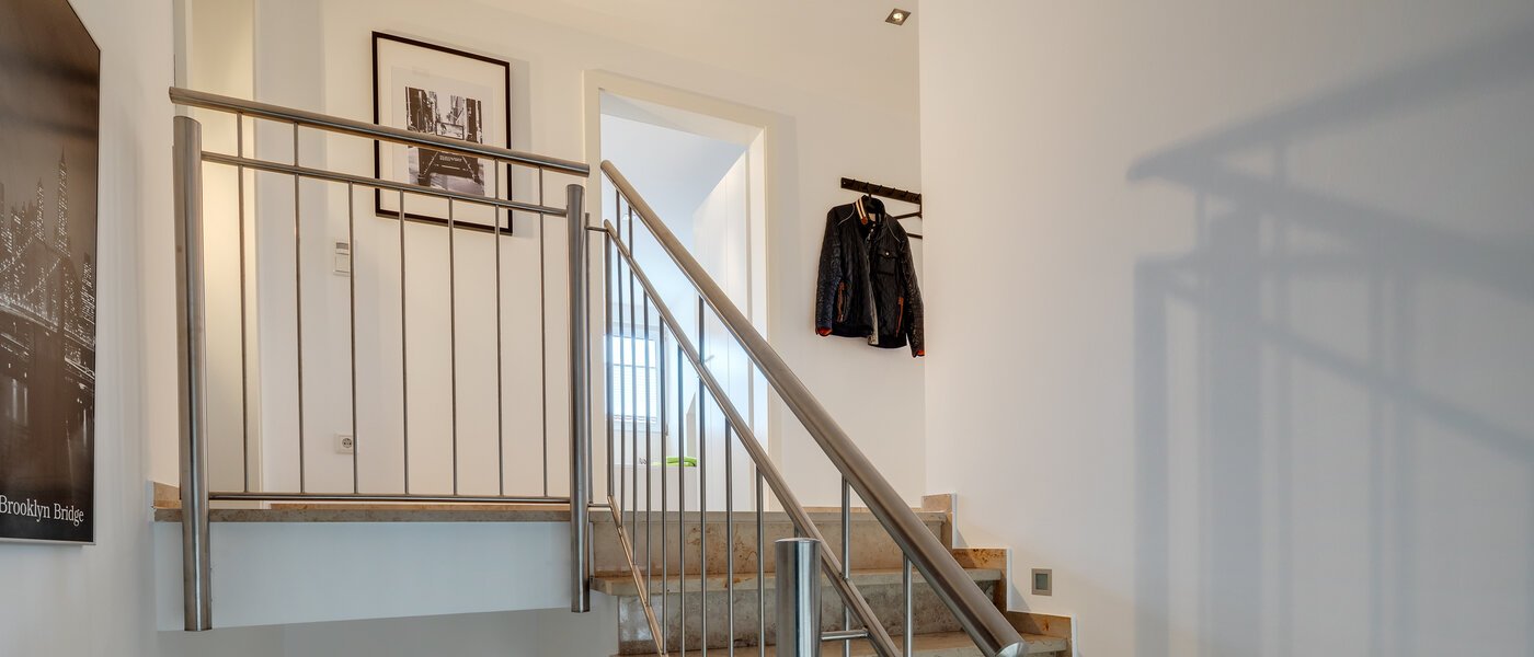 アティック・フラット（屋根裏） München Lerchenau 03 玄関入り口 11948