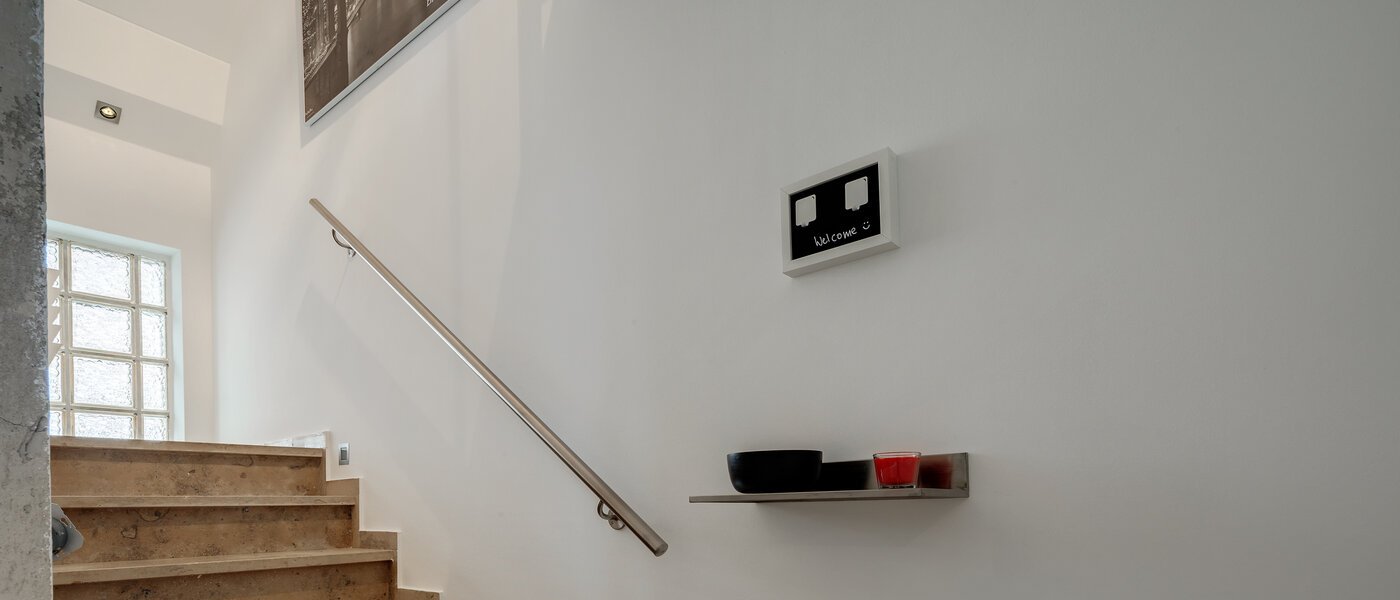 アティック・フラット（屋根裏） München Lerchenau 04 玄関入り口 11948