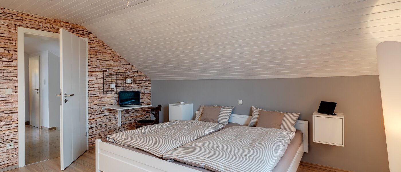 アティック・フラット（屋根裏） München Lerchenau 01 寝室 11948