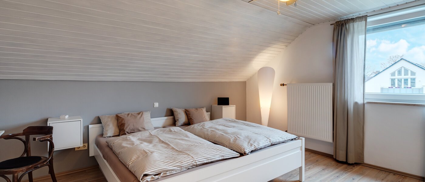 アティック・フラット（屋根裏） München Lerchenau 02 寝室 11948