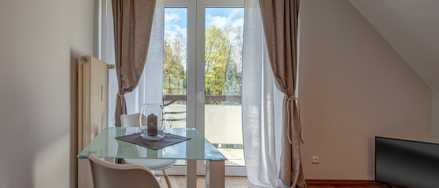 アティック・フラット（屋根裏） München Oberföhring 02 リビングルーム 1205