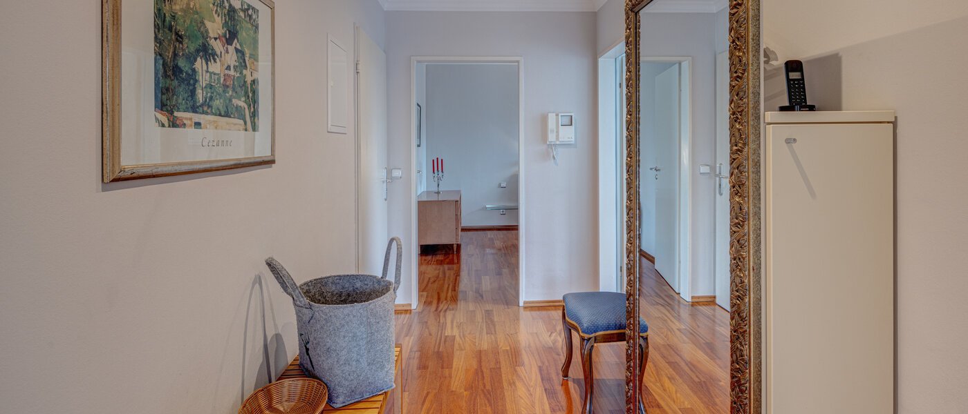 アティック・フラット（屋根裏） München Oberföhring 01 玄関入り口 1206