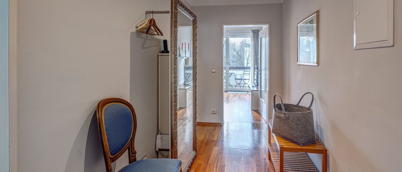 アティック・フラット（屋根裏） München Oberföhring 02 玄関入り口 1206