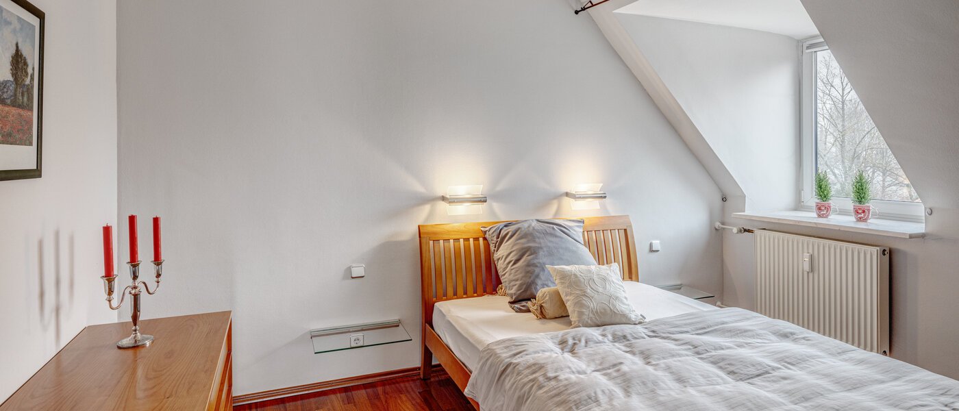 アティック・フラット（屋根裏） München Oberföhring 01 寝室 1206