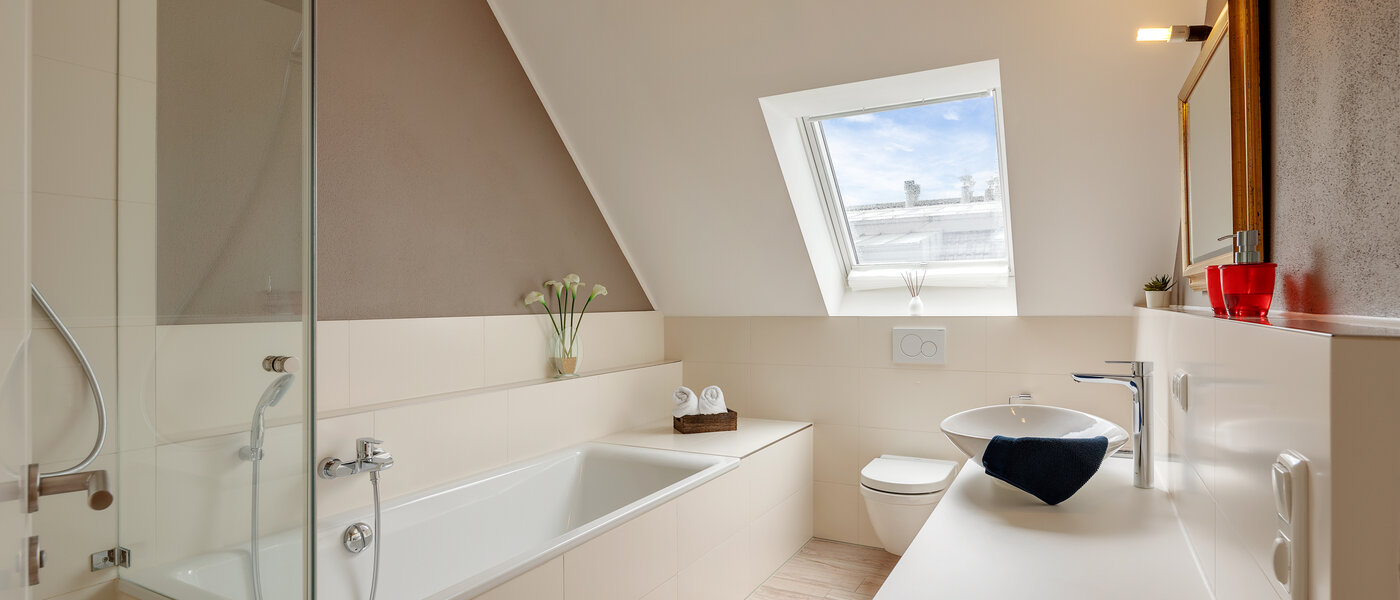 アティック・フラット（屋根裏） München Lerchenau 01 浴室 12556