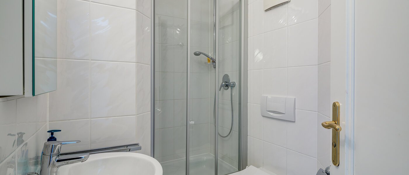 セミ・デタッチド・ハウス（一戸建てを二つに分けた家屋） Gauting 01 ２つめの浴室 12610