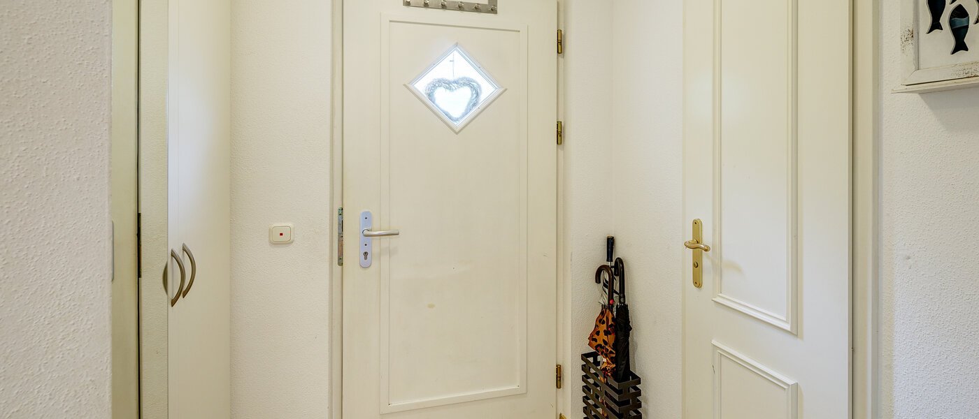 セミ・デタッチド・ハウス（一戸建てを二つに分けた家屋） Gauting 01 玄関入り口 12610